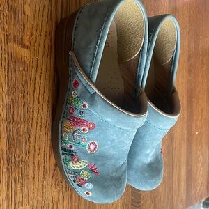 Dansko womens sz 38 embroidered flower design like new us sz 8
